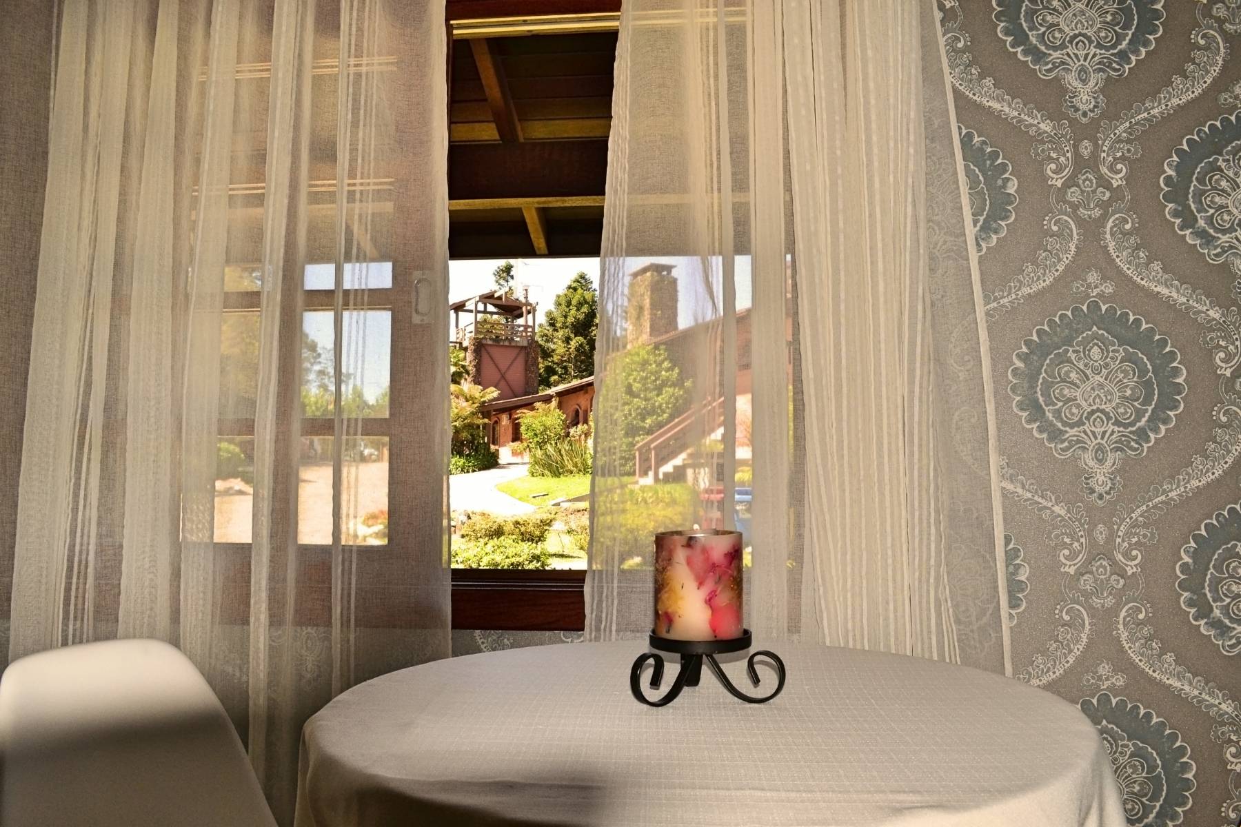 Bangalô Amor Perfeito - Acomodações do Hotel Bangalôs da Serra em Gramado #CurtaSuaFamilia #HotelSustentavel #TurismoVerde #TravelersChoice #EcoLider #Gramado #SerraGaucha